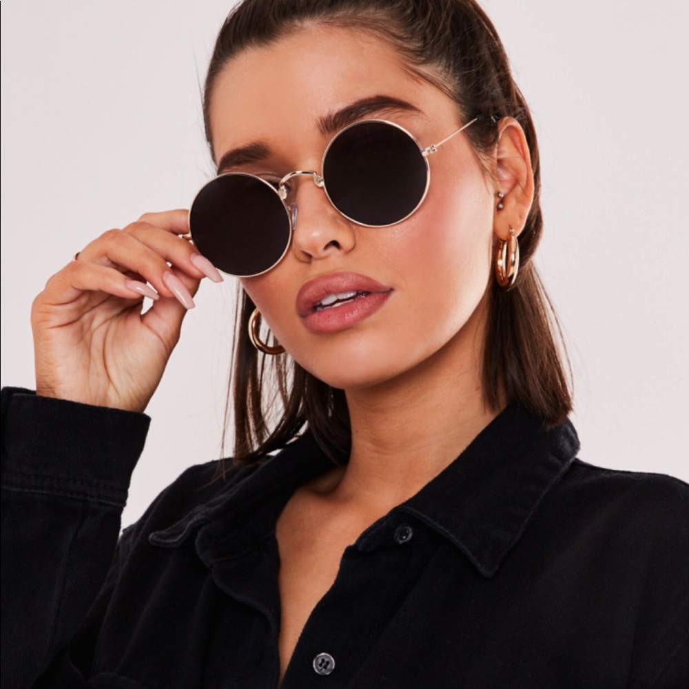 Black round sunglasses